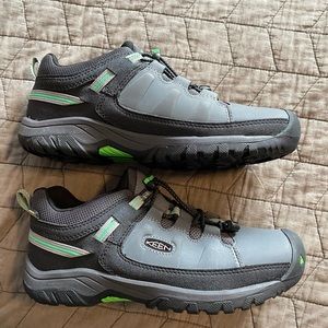 Keen waterproof big kids hiking shoes size 6